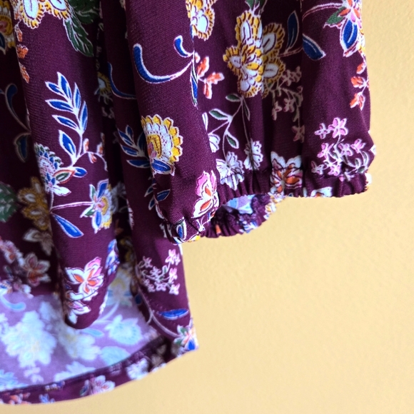 Vince Camuto Floral V-Neck Top, S (PTP=18.5") - Picture 3 of 4